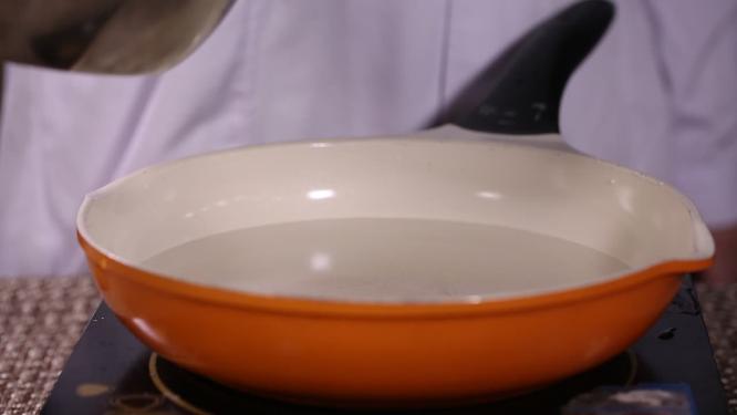 平底锅倒水烹饪开锅