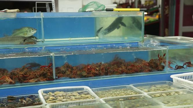 水产市场商贩卖小龙虾7