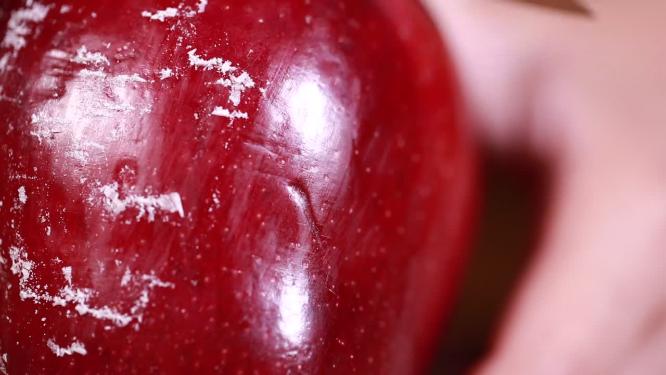 水果刀刮蛇果红苹果表面果蜡特写