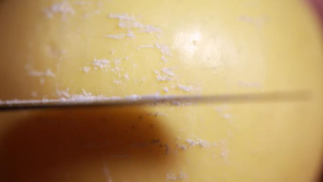 水果刀刮黄香蕉黄苹果表面果蜡