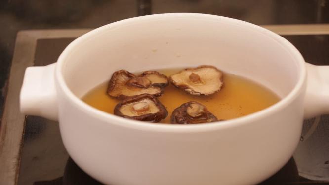 泡水发香菇切香菇 