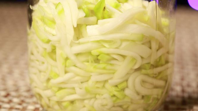 泡菜坛子里的榨菜咸菜