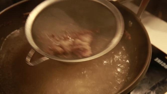 清水焯牛肉煮牛腩去血沫