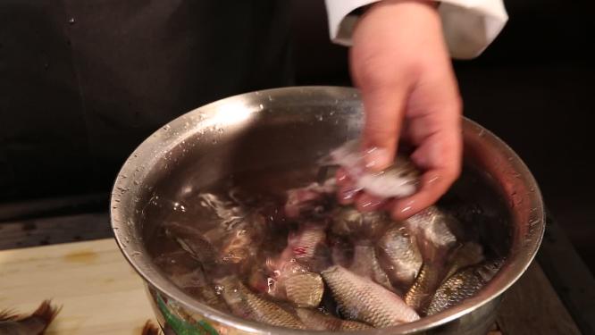 清洗小鲫鱼3