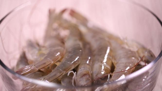 清洗明虾去虾线海白虾