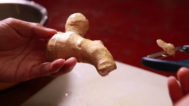 生姜削皮