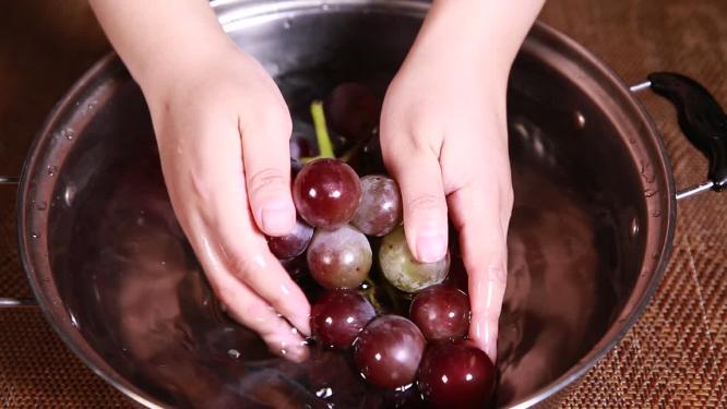 仔细清洗葡萄果粒