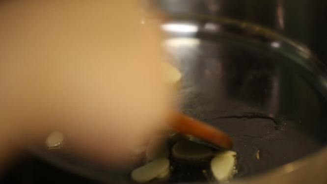 炝锅炸蒜油葱油4