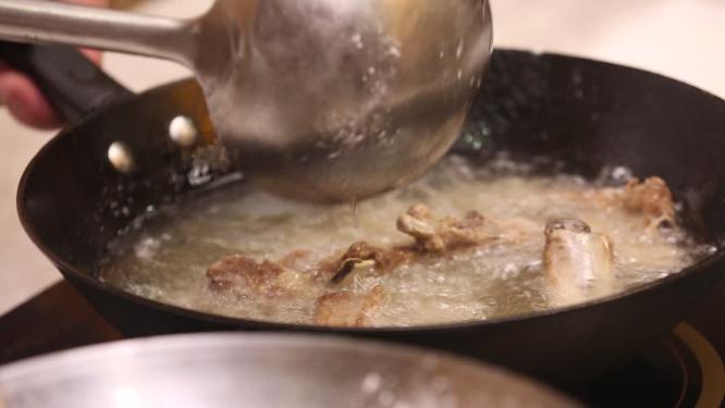 热油炸香酥小排
