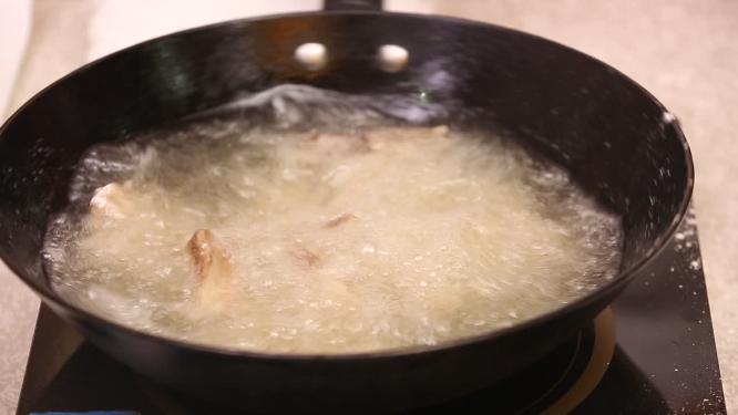 热油炸香酥小排6