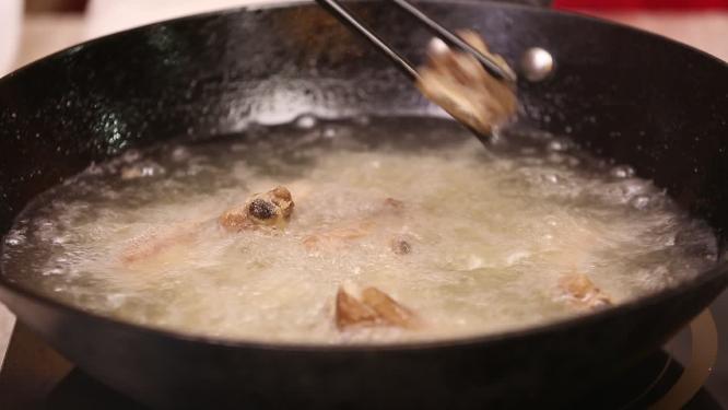 热油炸香酥小排9