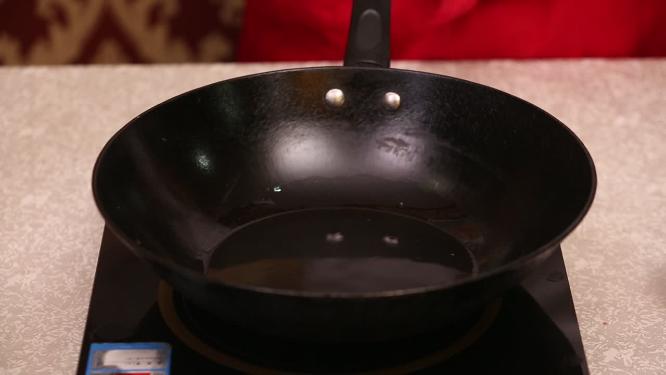 热锅凉油加底葱姜蒜炝锅