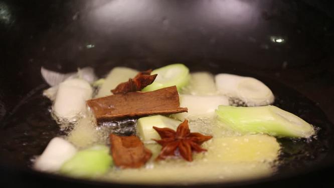 热锅凉油加底油葱姜蒜炝锅6