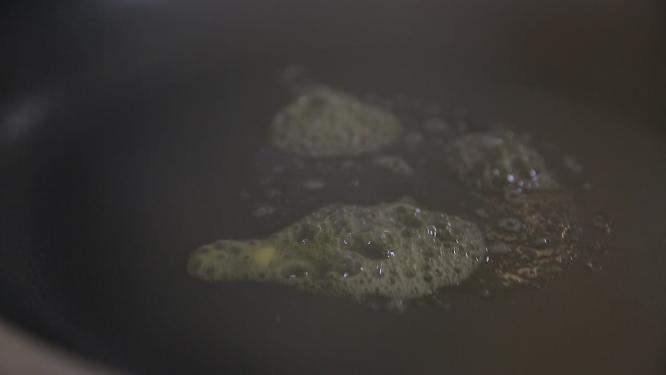 热锅凉油炒蘑菇3