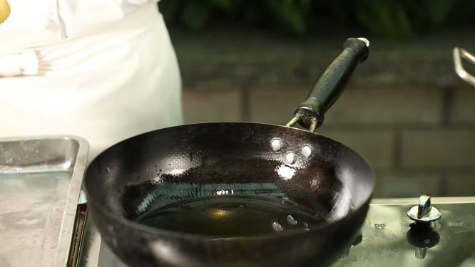 煤气炉上点火热锅凉油