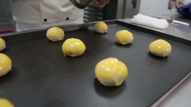 甜品师厨师烤箱烘焙蛋黄酥3