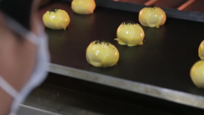 甜品师厨师烤箱烘焙蛋黄酥6