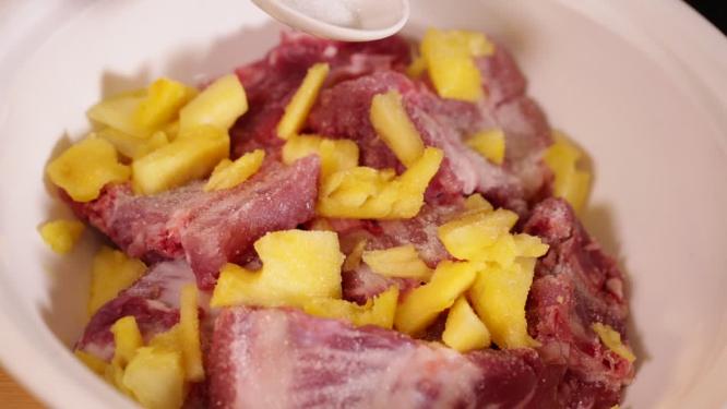 用菠萝果肉腌制排骨菠萝小排