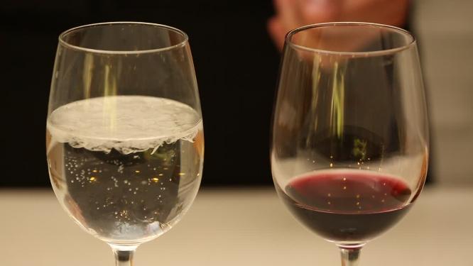 苏打红酒调鸡尾酒