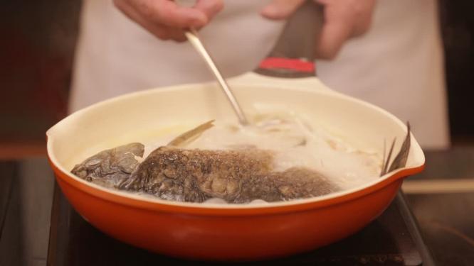 萝卜丝鲫鱼汤冬季滋补汤