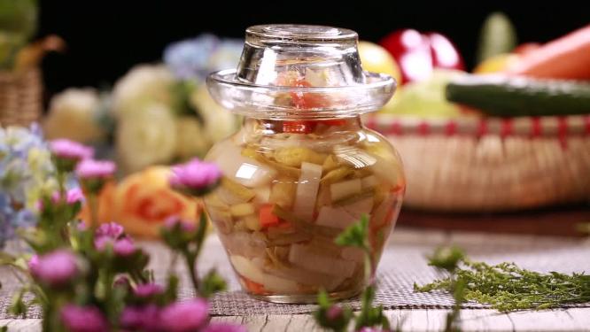 跳水泡菜透明泡菜坛子腌制泡菜酸菜