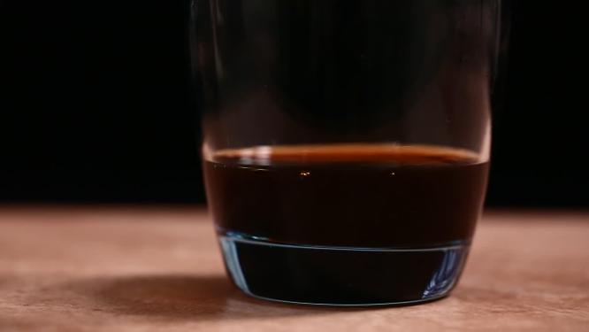 杯底少许酸醋调味品