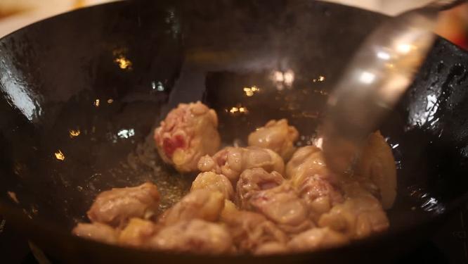 铁锅炒鸭肉炒鸡块