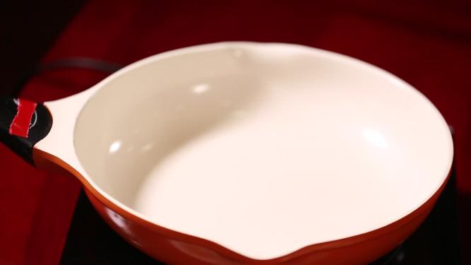 美食制作锡纸包鱼肉放入锅中烧烤7