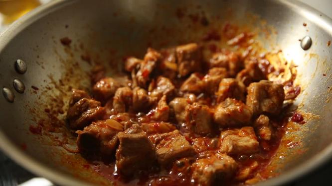 香辣底料炒排骨焖豆角
