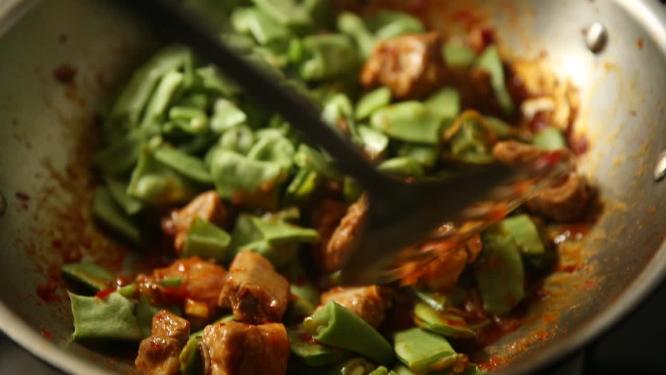 香辣底料炒排骨焖豆角