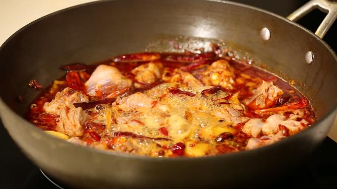 香辣底料炖制鸡肉4