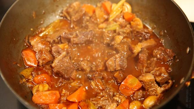香辣底料炖制鸡肉9