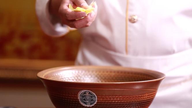 厨师用葱姜水腌制鱼块3
