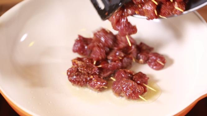 炒烤肉炒制牙签肉3