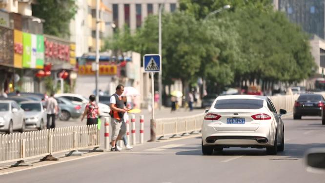 路边街景街采马路行人夏季晒
