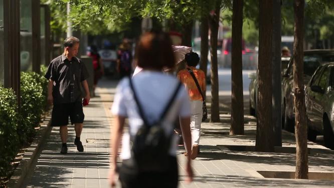 路边街景街采马路行人夏季晒