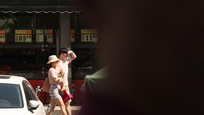 路边街景街采马路行人夏季晒