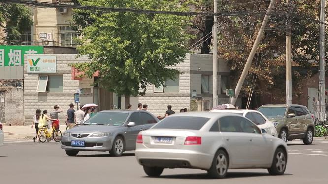 北京老社区路边行人 辅路 马路