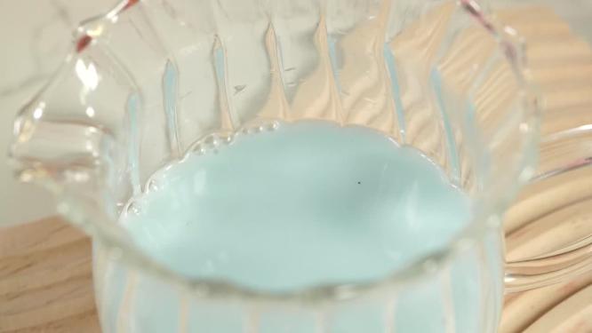 冲泡蝶豆花牛乳自制网红饮品7