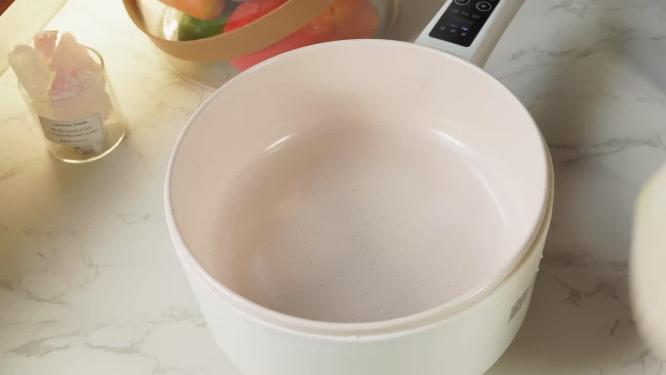 打开椰子过滤出椰汁6