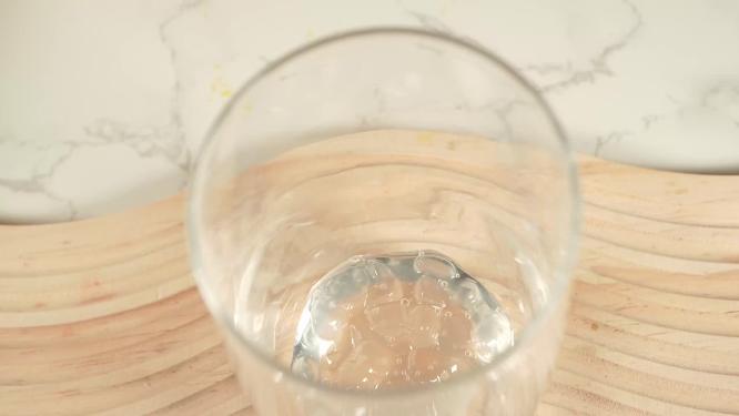 打开海南青椰子倒出椰子汁5
