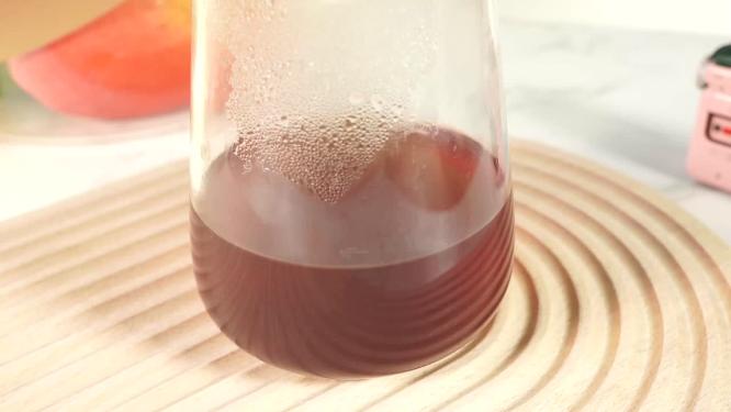 果汁冰块加入榨汁杯搅拌