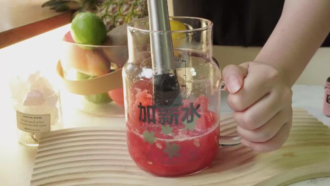 玻璃杯放入水果西瓜块榨汁