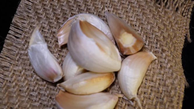 做饭炝锅调味大蒜蒜瓣3