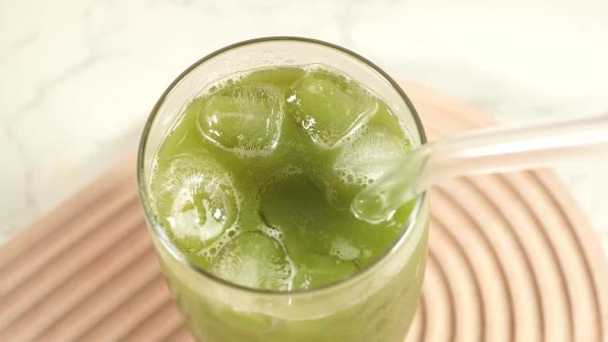抹茶倒入椰子水抹茶椰汁拿铁