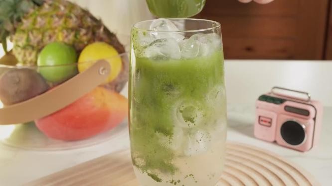抹茶倒入椰子水抹茶椰汁拿铁3