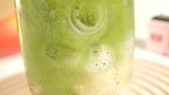 抹茶倒入椰子水抹茶椰汁拿铁4
