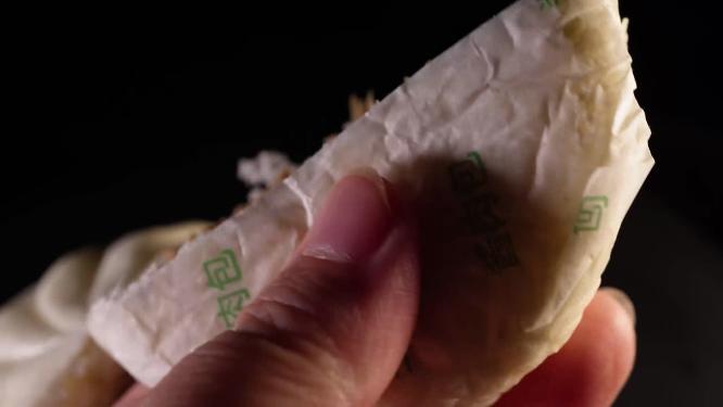 掰开的肉馅包子