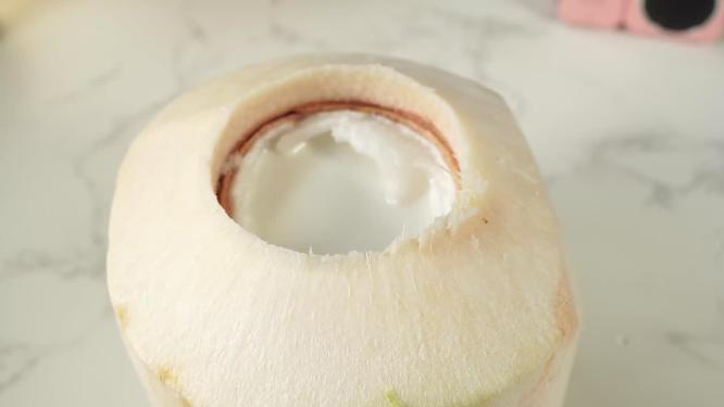 椰子奶冻过滤加入椰乳