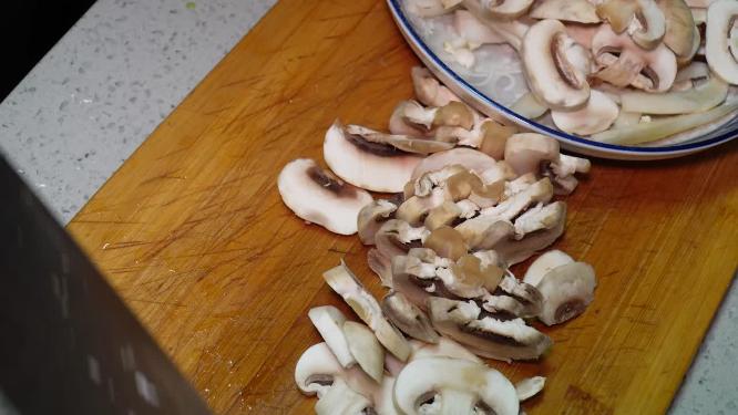 清洗口蘑切白蘑菇片处理食材做饭
